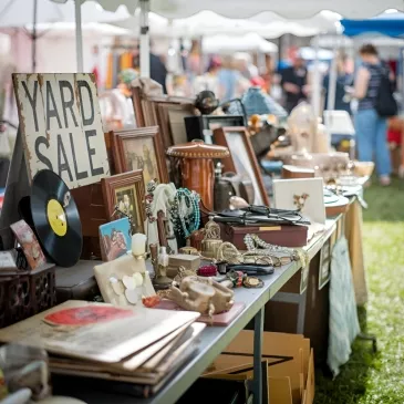 Vide-greniers Retrouvez le vide-greniers sur le parking du centre commercial LECLERC